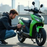 Jeune homme vérifiant une moto électrique en extérieur