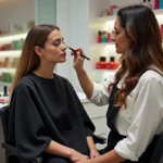 Séance de maquillage flash chez Sephora avec une maquilleuse professionnelle appliquant de l'ombre à paupières sur une cliente assise